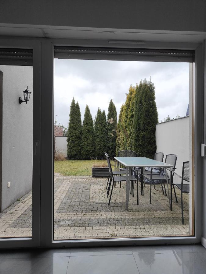 Dom Dabrowka Poznan Apartamento Paledzie Exterior foto